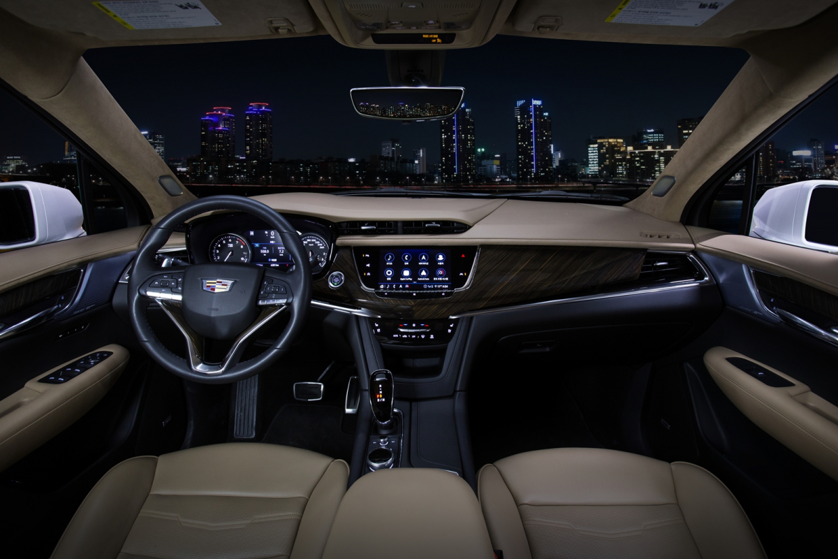 ▲가죽과 카본 파이버 소재가 조화를 이루는 센터페시아, 고급 세미 아닐린 가죽을 사용한 시트는 단정한 분위기를 만든다.  (사진제공=캐딜락)