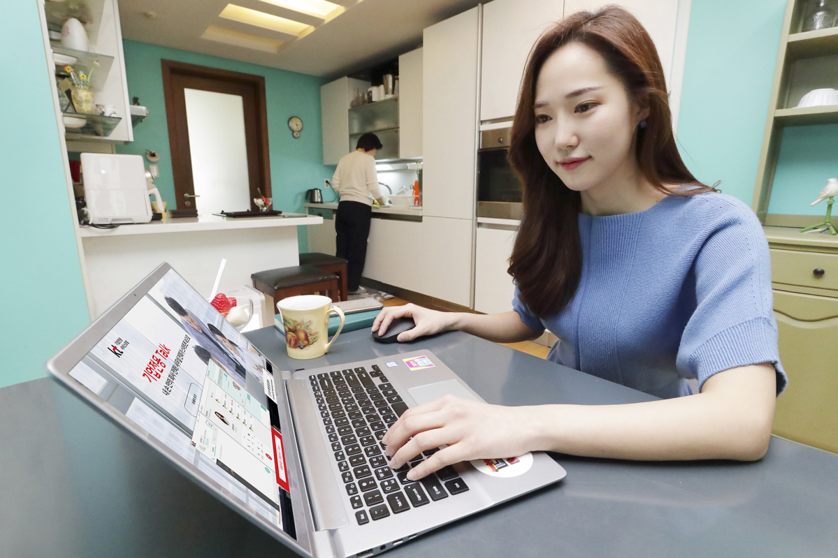▲KT는 코로나 바이러스 감염증(코로나19) 확산 방지를 위해 원격 및 재택근무 효율을 높일 수 있는 ‘기업전용 톡(Talk)’ 솔루션을 신규 신청 시 3개월간 무료로 제공한다고 19일 밝혔다. (KT 제공)