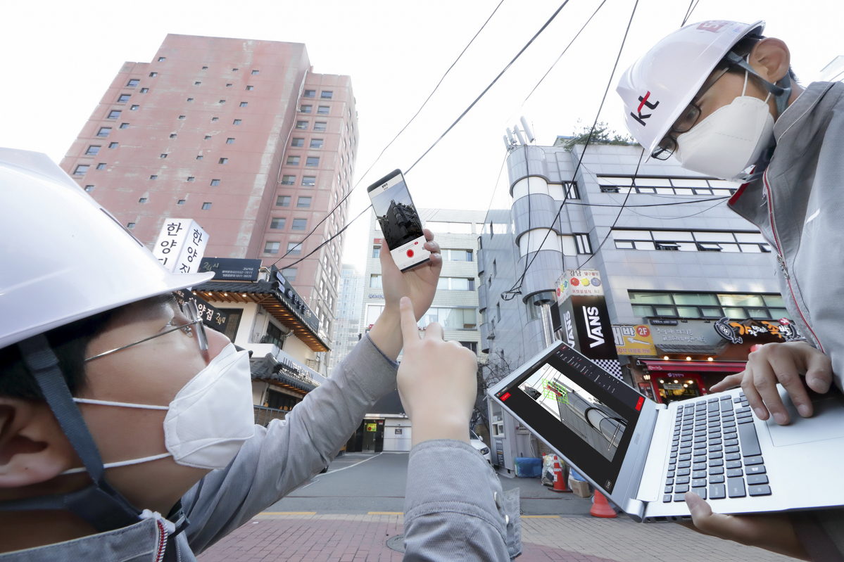 ▲KT가 멀리 떨어져 있는 5G 기지국(안테나) 구축 정보를 증강현실(AR) 기술로 측정하는 솔루션 ‘기지국 트윈(Twin)’을 개발 완료 했다고 19일 밝혔다. (KT 제공)