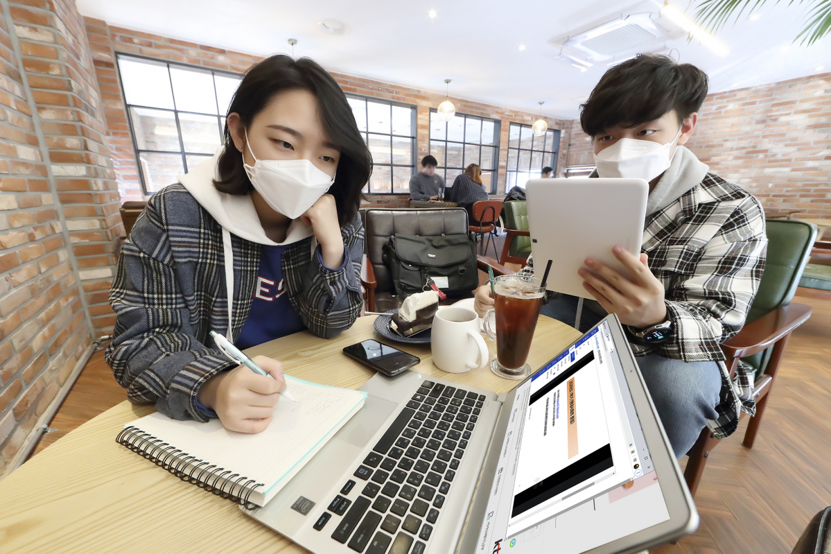▲KT는 전국 대학들의 온라인 강의가 차질 없이 진행되도록 인터넷 용량을 긴급 증설하고, 전담 인력을 투입하는 등 최선을 다하고 있다고 19일 밝혔다. (KT 제공)