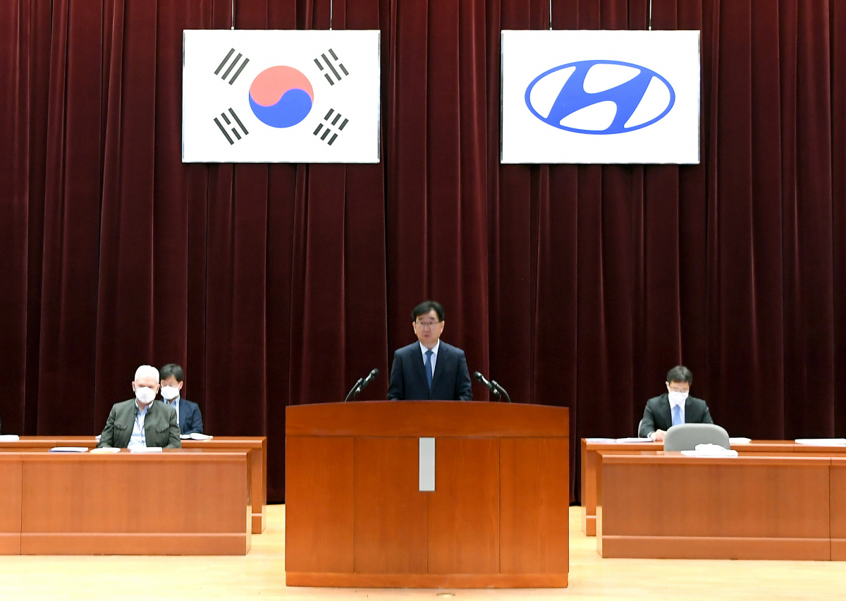 ▲정기 주주총회에 앞서 인삿말에 나선 이원희 대표이사 사장의 모습. 이 사장은 코로나19 팬데믹 이후 불거진 자동차 산업의 위기에 맞서 투자비를 축소하는 긴축재정으로 맞서겠다는 뜻을 밝혔다. (사진제공=현대차)