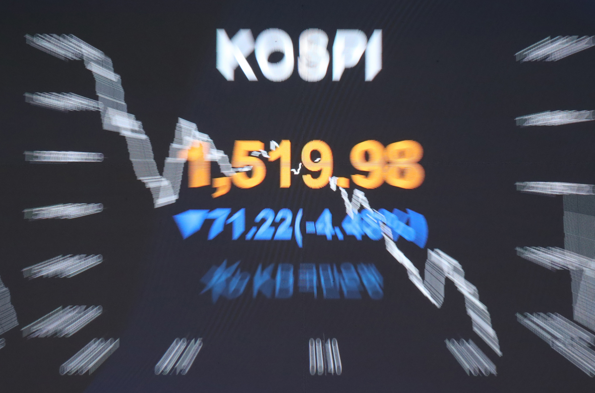▲19일 서울 영등포구 여의도 KB국민은행 딜링룸에서 코스피 현황이 나타나고 있다.  (연합뉴스)