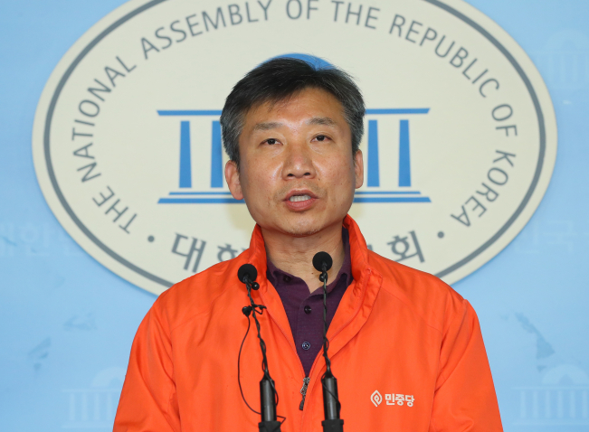 ▲민중당 이상규 상임대표가 19일 국회 정론관에서 "비례연합정당 논의를 중단한다"고 말하고 있다. (연합뉴스)