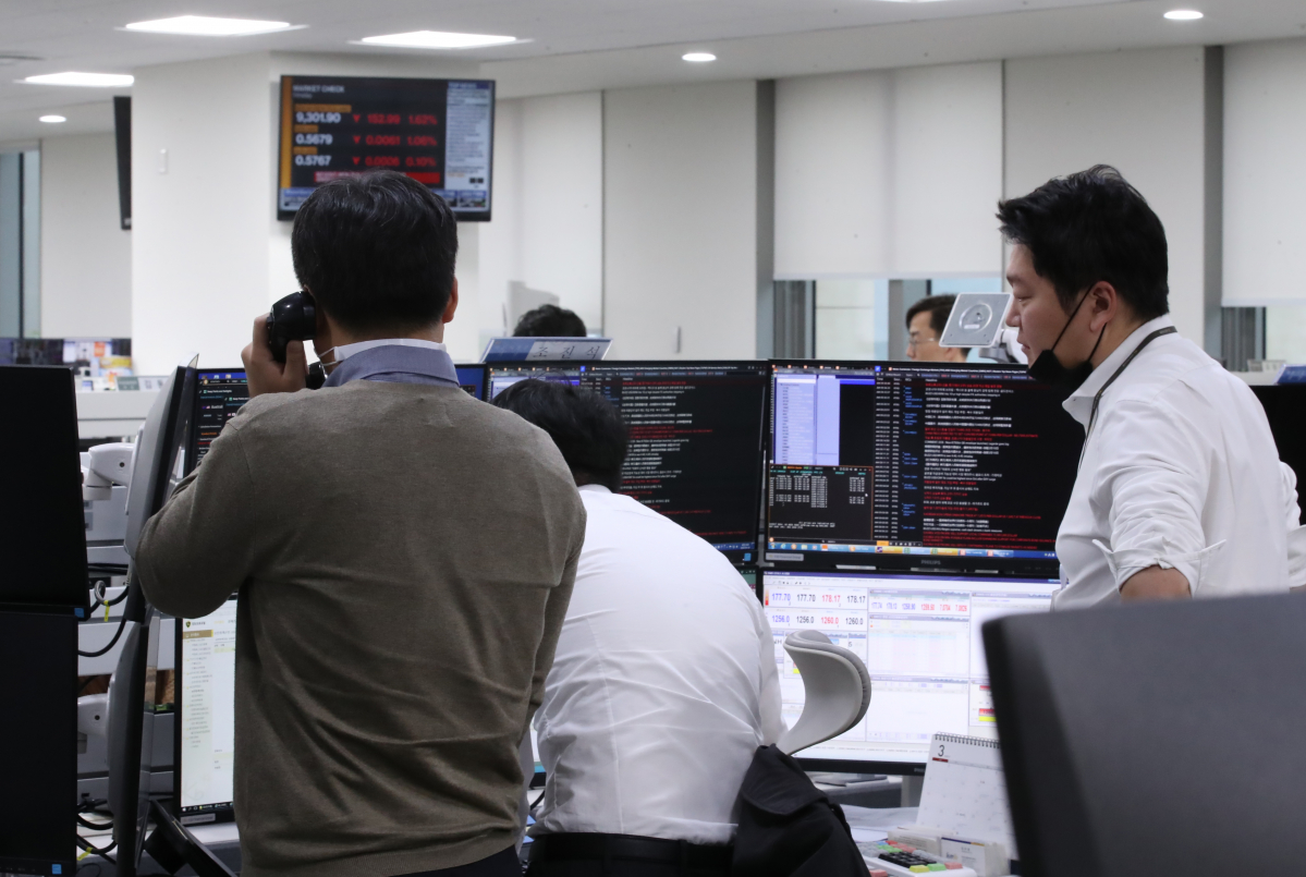 ▲19일 서울 영등포구 여의도 KB국민은행 딜링룸에서 직원들이 함께 컴퓨터 화면을 바라보며 업무를 보고 있다.  (출처=연합뉴스)