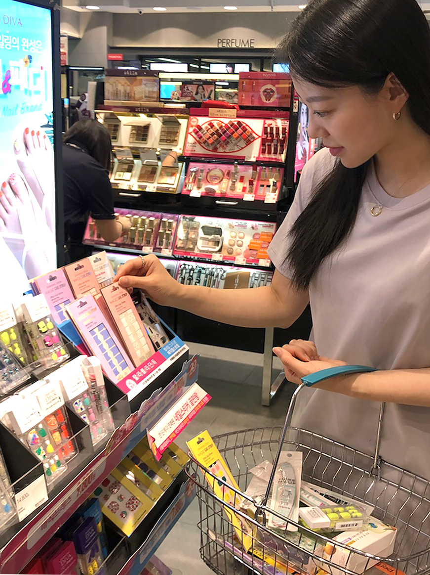 ▲고객이 랄라블라 매장에서 셀프 네일 및 패디 제품을 살펴보고 있다 (사진제공=랄라블라)
