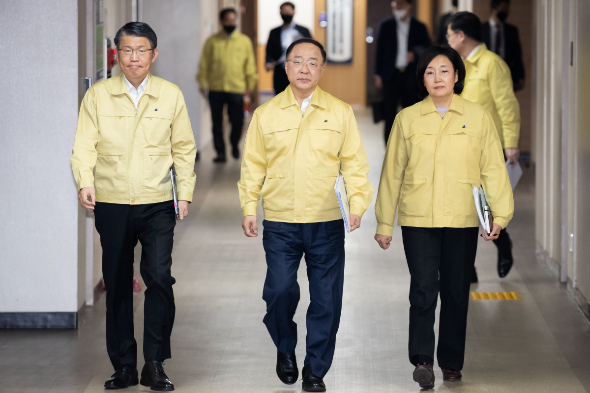 ▲홍남기 기획재정부장관 겸 경제부총리(가운데), 은성수 금융위원장(왼쪽), 박영선 중소벤처기업부 장관(오른쪽)이 19일 정부서울청사 합동 브리핑실에 입장하고 있다. (사진=금융위원회)