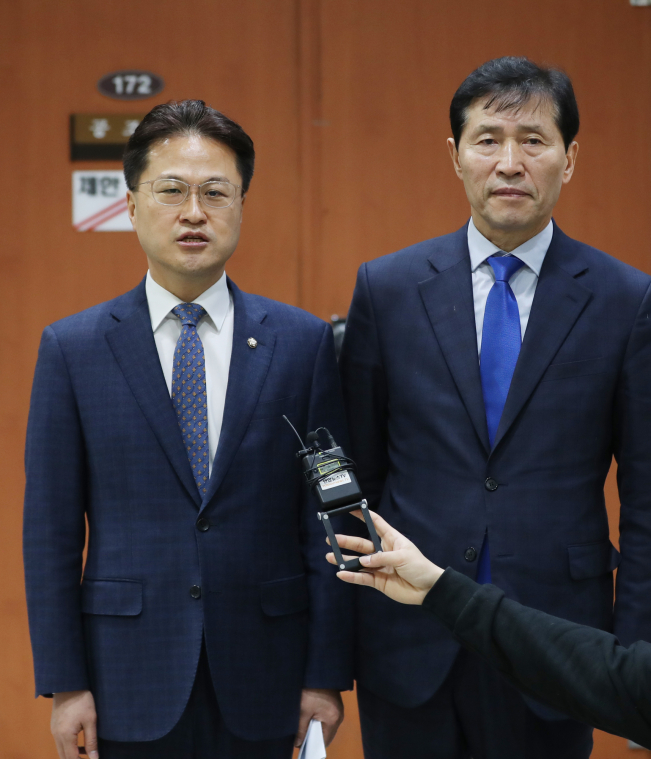 ▲더불어민주당 김정우(왼쪽. 군포갑), 이학영(군포을) 의원이 5일 오전 서울 여의도 국회 정론관에서 기자회견을 열고 "군포시 선거구를 하나로 줄이고 세종시를 둘로 나누는 내용을 담은 여야3당 선거구 조정안은 즉각 철회돼야 한다"고 밝히고 있다. (연합뉴스)