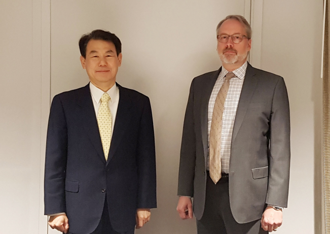 ▲정은보 한미방위비분담협상대사(왼쪽)와 제임스 드하트 국무부 방위비분담협상 대표가 17일(현지 시간) 미국 로스앤젤레스에서 한미방위비분담특별협정(SMA) 체결을 위한 11차 회의에 참석해 기념촬영을 하고 있다. (연합뉴스)