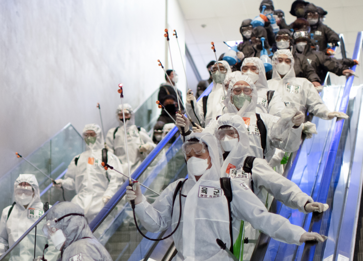 ▲육군 50사단 현장지원팀과 특전예비군 및 여성예비군이 14일 오후 동대구 환승터미널에서 방역 작업을 위해 이동하고 있다. (연합뉴스)