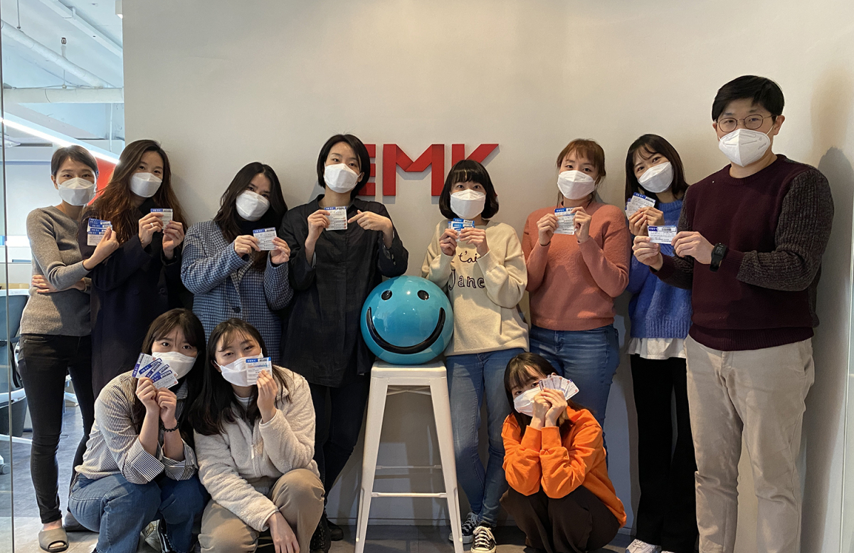 ▲뮤지컬 제작사 EMK뮤지컬컴퍼니가 헌혈증서 104장을 대한적십자사 서울동부혈액원에 기부했다고 20일 밝혔다. (사진제공=EMK뮤지컬컴퍼니)