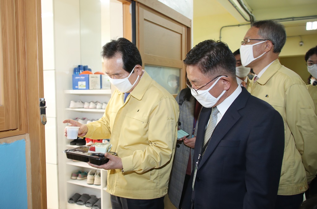 ▲정세균 국무총리가 20일 긴급 돌봄 현장인 서울 마포구 망원동 동교 초등학교에 방문해 시설 참관을 하고 있다.  (연합뉴스)