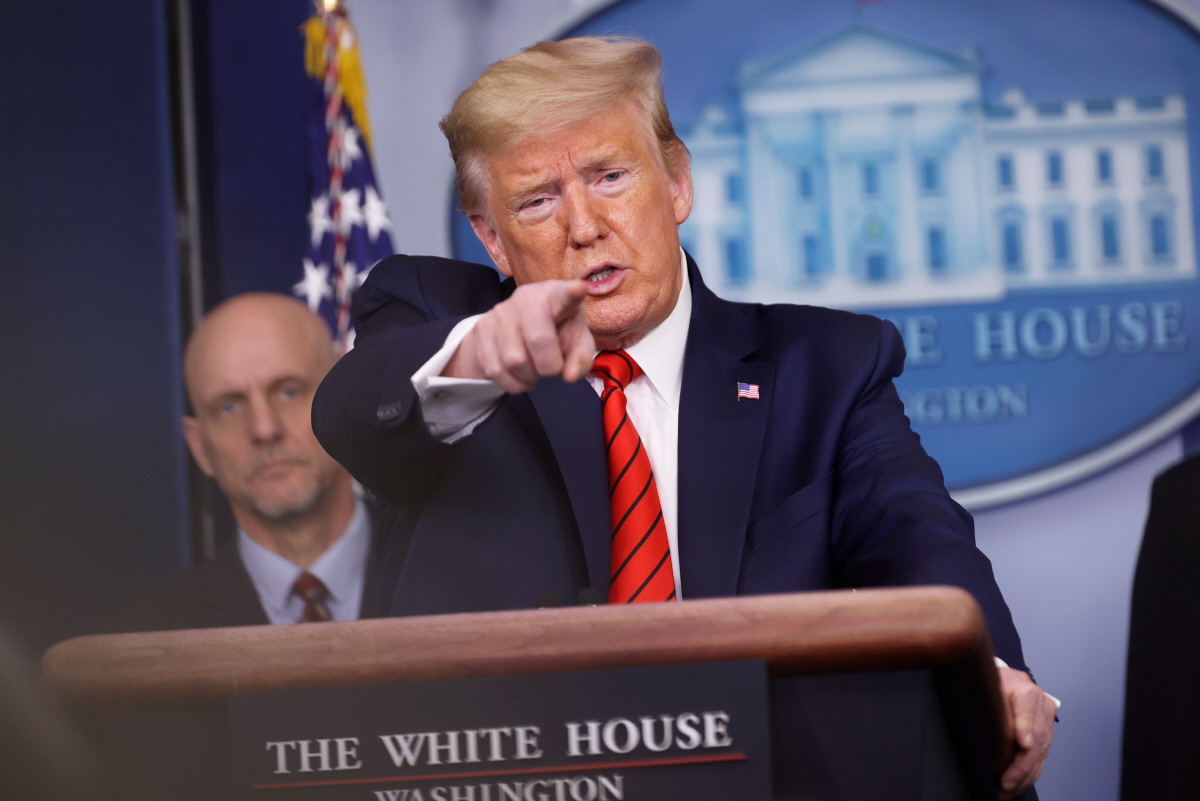 ▲도널드 트럼프 미국 대통령이 19일(현지시간) 코로나19 관련 일일 브리핑에서 질문을 받겠다며 한 기자를 지목하고 있다. 워싱턴D.C./로이터연합뉴스
