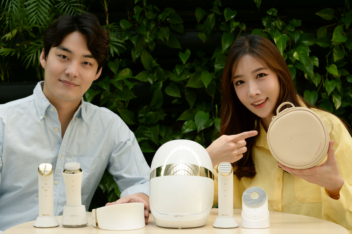 ▲LG전자가 프리미엄 홈 뷰티기기 'LG 프라엘'을 구매하는 고객들을 대상으로 전용 액세서리, 캐시백 등을 제공하는 프로모션을 진행한다. 모델들이 LG 프라엘 제품을 소개하고 있다. (사진제공=LG전자)