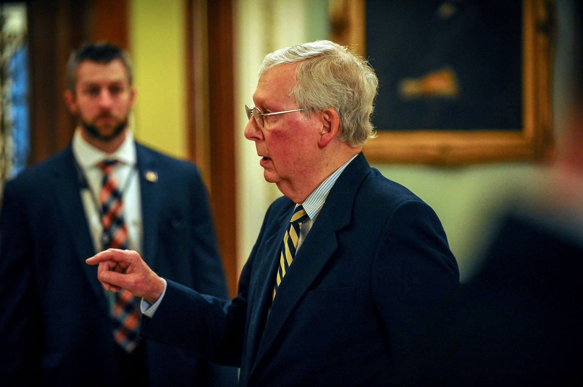 ▲미치 매코널(가운데) 미국 공화당 상원 원내대표가 22일(현지시간) 코로나19 대응 경기부양책이 상원 절차 투표에서 부결되고 나서 기자회견을 하고 있다. 워싱턴D.C./로이터연합뉴스