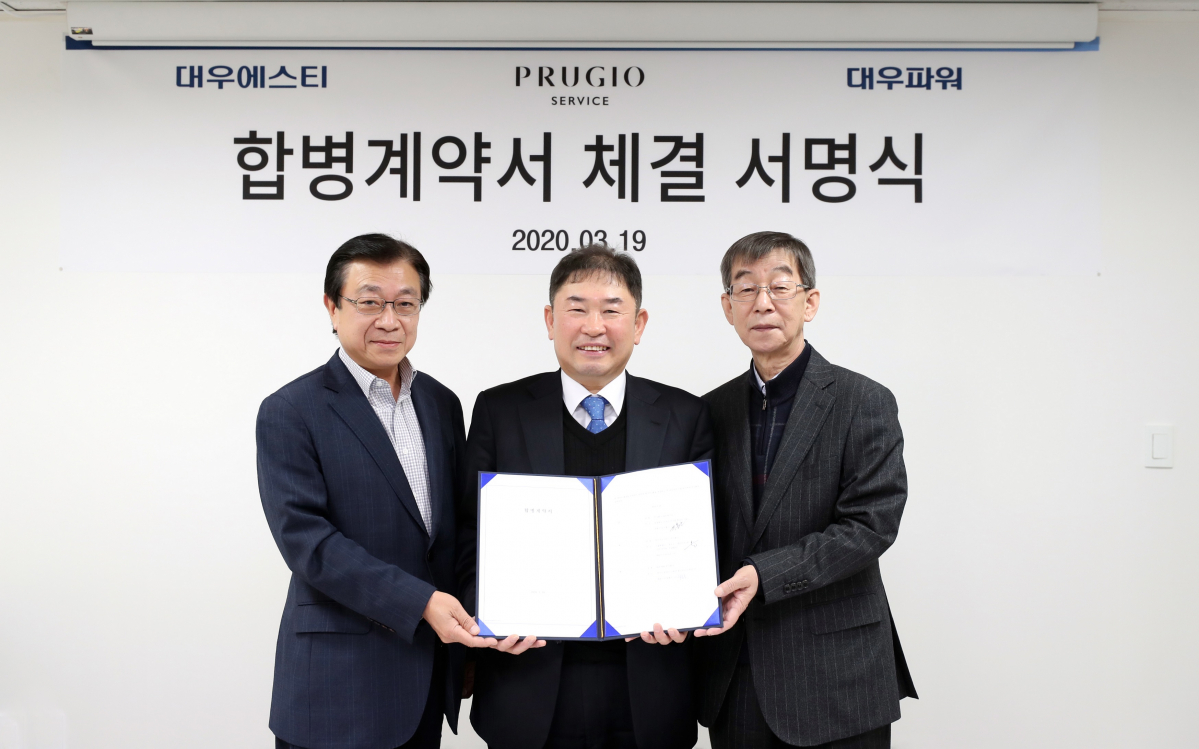 ▲지홍근(왼쪽부터) 대우에스티 대표, 윤우규 푸르지오서비스 대표, 장복수 대우파워 대표가 지난 19일 서울시 종로 푸르지오서비스 본사에서 '합병계약서 체결 서명식'을 마친 뒤 기념촬영을 하고 있다.   (사진 제공=대우건설)