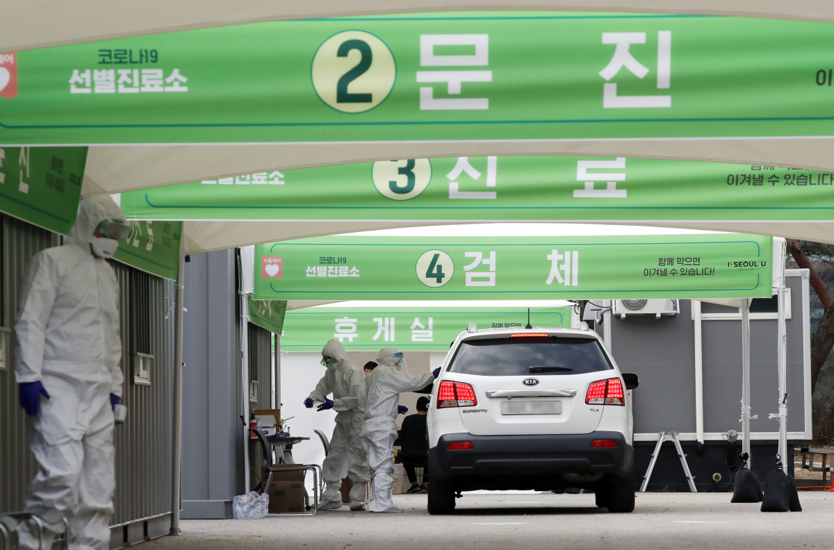 ▲바이러스 감염증 초기 확산을 막기 위해 도입한 드라이브 스루 방식의 선별진료소가 주목받고 있다. 사진은 서울 서초구 옛 소방학교 부지에 마련된 선별진료소 모습.  (뉴시스)