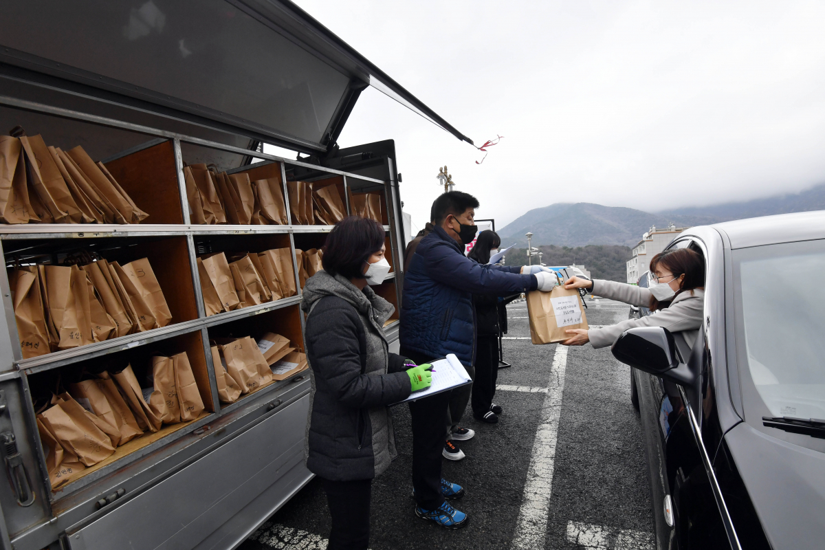 ▲새학기 교과서를 학교 앞에서 드라이브 스루 형태로 받는 문화도 나왔다. 사진은 공공도서관의 드라이브 스루 형태의 도서대출 모습.   (뉴시스)