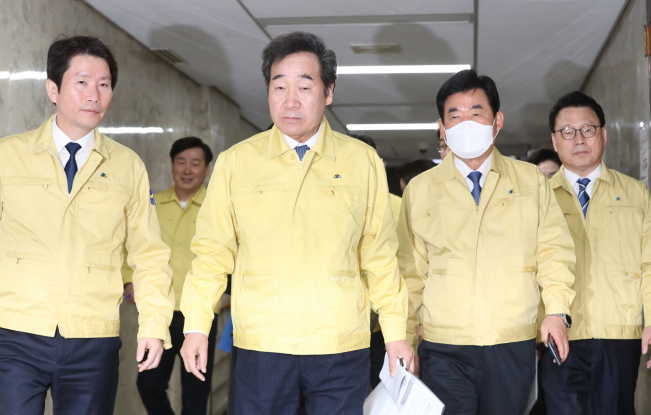 ▲23일 오전 서울 여의도 국회에서 열린 더불어민주당 코로나19국난극복위원회에서 이낙연 국난극복위원장과 이인영 원내대표가 입장하고 있다. (연합뉴스)