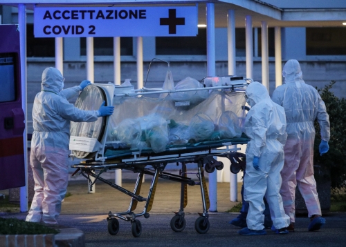 ▲이탈리아 로마에 위치한 한 병원에서 보호장비를 착용한 의료진이 환자를 이송하고 있다. 로마/EPA연합뉴스 
