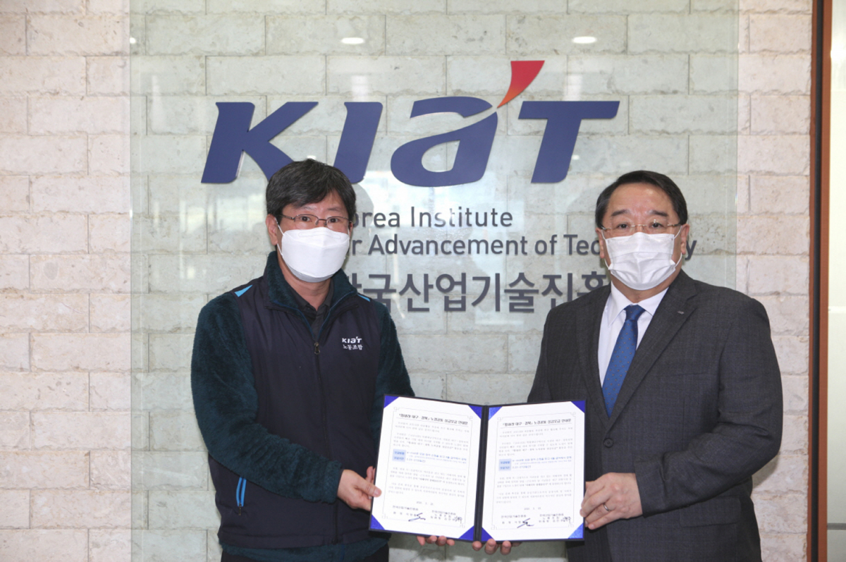 ▲석영철 KIAT 원장(오늘쪽)이 코로나19 성금을 모아 대구에 있는 선별진료소에 위생용품을 전달했다. (사진제공=KIAT)