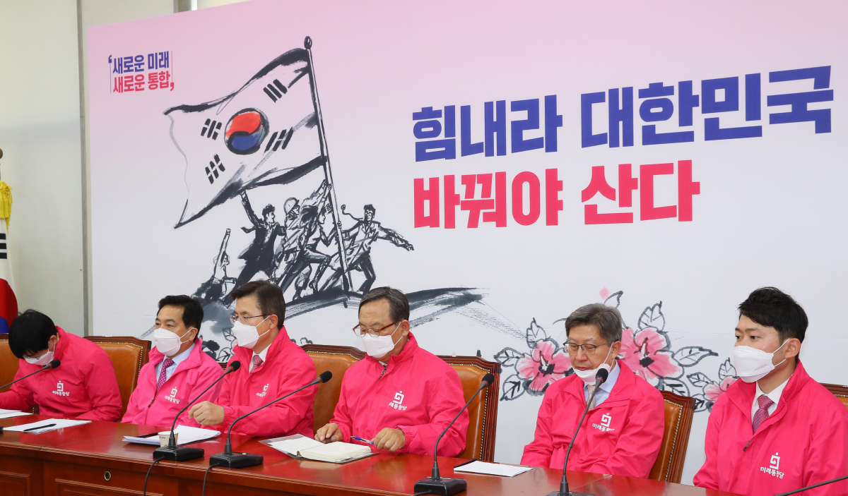 ▲미래통합당 황교안 대표(왼쪽 세번째 부터), 신세돈, 박형준 공동선대위원장 등이 23일 국회에서 중앙선거대책위원회 회의를 하고 있다.    (연합뉴스)