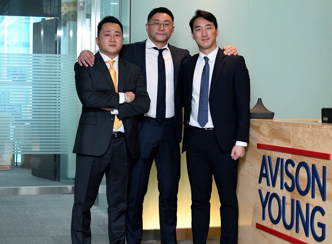 ▲19일 서울 중구 을지로 에비슨영 코리아에서 해외대체투자 자문팀이 이투데이와 인터뷰에 앞서 포즈를 취하고 있다. 왼쪽부터 강철구 팀장, 서진 상무, 김세윤 주임. 신태현 기자 holjjak@