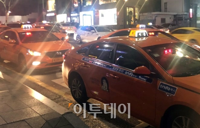 ▲평소와 달리 택시들이 '빈차' 상태로 대기하고 있다. 승차거부도 하지 않았다. (홍인석 기자 mystic@)