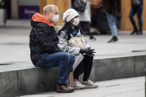 ▲오스트리아 비엔나의 광장에 사람들이 마스크를 쓴 채 앉아 있다. EPA연합뉴스 
