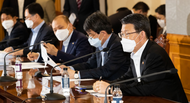 ▲은성수 금융위원장이 20일 서울 중구 은행회관에서 코로나19 관련 은행권 간담회를 주재, 모두발언을 하고 있다. (사진제공=금융위원회)