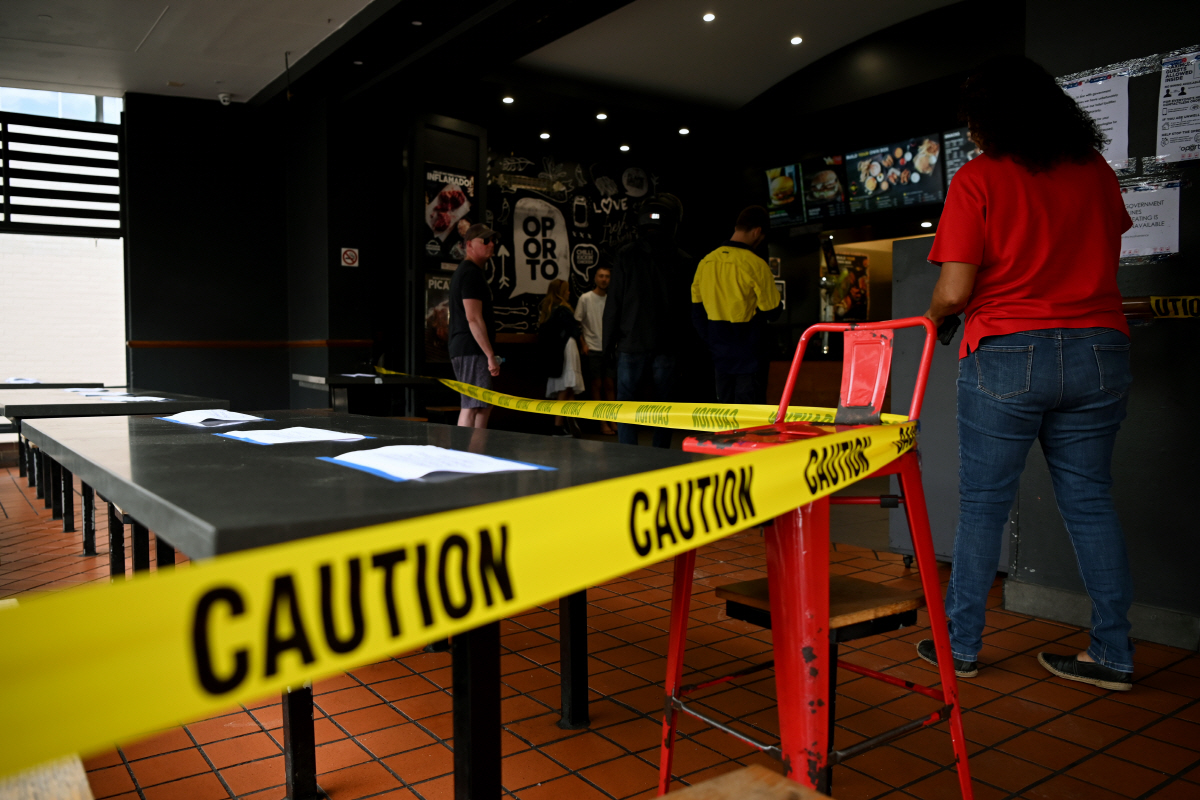 ▲호주 시드니의 한 레스토랑에 23일(현지시간) 사람들의 출입을 금지하는 테이프가 처져 있다. 호주 정부는 이날부터 전국 소매 매장 문을 닫는 등 사실상의 전국 봉쇄령을 실시했다. 시드니/EPA연합뉴스