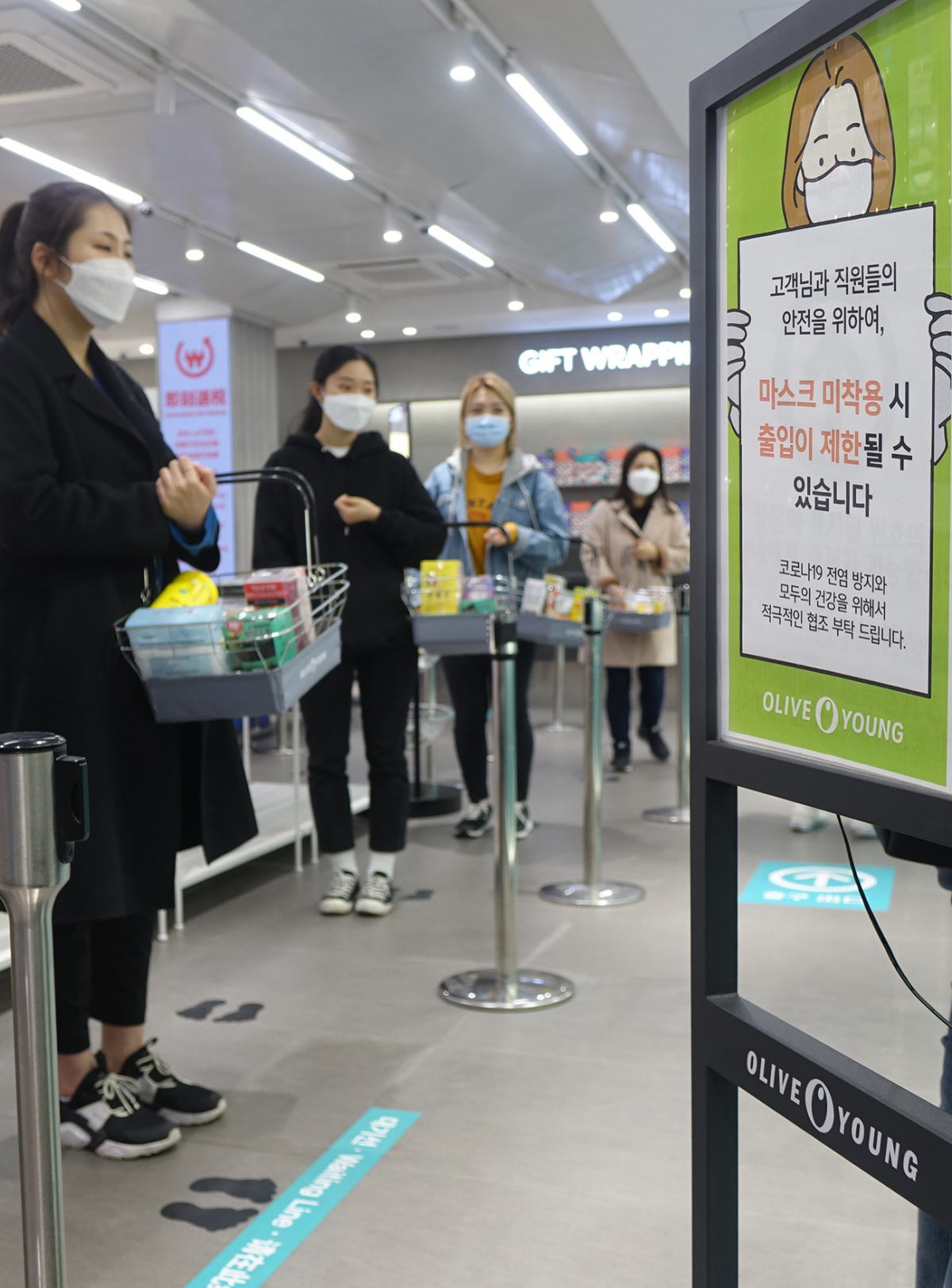 ▲올리브영 명동 플래그십 스토어에서 고객들이 '발자국 스티커'에 맞춰 결제를 대기하고 있다. (사진제공=CJ올리브영)