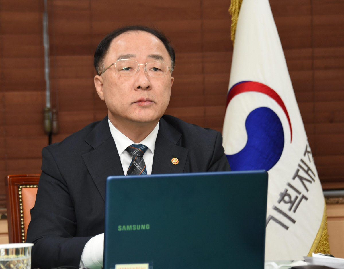 ▲홍남기 부총리 겸 기획재정부 장관이 23일 서울 세종로 정부서울청사에서 코로나19 대응 G20 재무장관·중앙은행 총재 화상회의에 참석하고 있다.
 (뉴시스)
