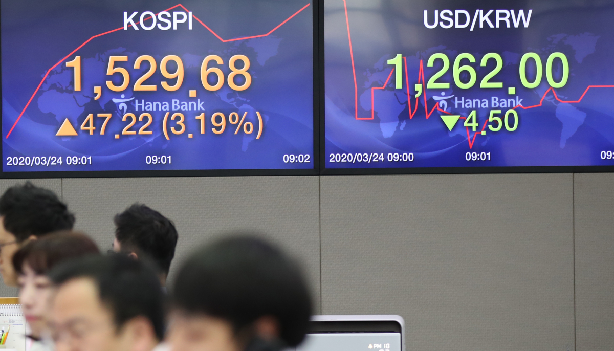 ▲코스피가 반등세로 출발한 24일 오전 서울 중구 을지로 하나은행 딜링룸에서 직원들이 업무를 보고 있다.  (연합뉴스)