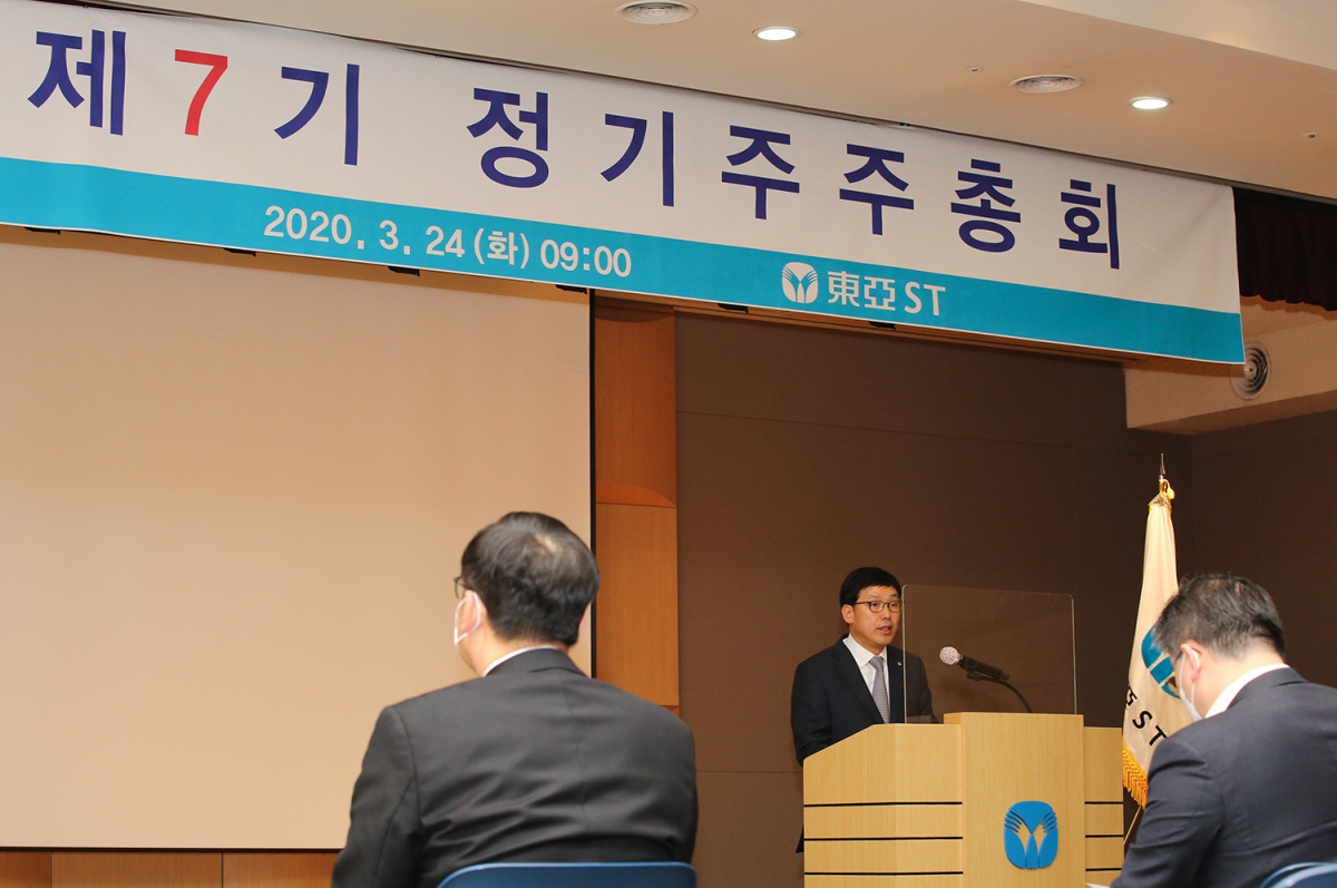 ▲주주총회 의장인 동아에스티 엄대식 회장이 인사말을 하고 있다. (사진제공=동아에스티)