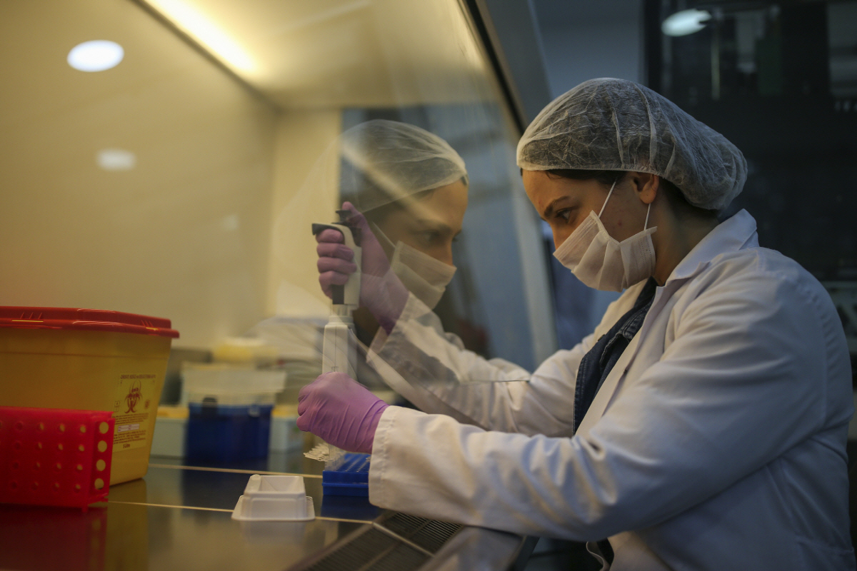 ▲터키 게브제의 한 제약업체에서 23일(현지시간) 방호복을 입은 연구원이 코로나19 검사 키트를 생산하고 있다. 게브제/AP뉴시스 
