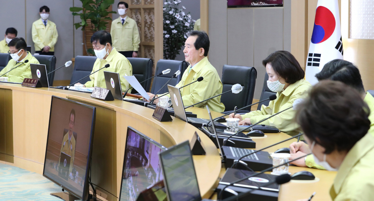 ▲정세균 국무총리(가운데)가 24일 오전 세종시 정부세종청사에서 열린 서울-세종 영상국무회의에서 발언하고 있다.  (연합뉴스)
