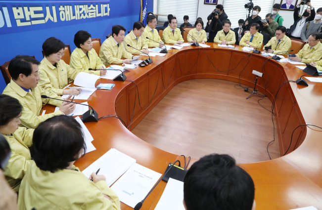 ▲24일 오전 서울 여의도 국회에서 열린 더불어민주당 코로나19 국난극복위원회 실행위원회 회의에서 이인영 총괄본부장(원내대표)이 발언하고 있다. (연합뉴스)