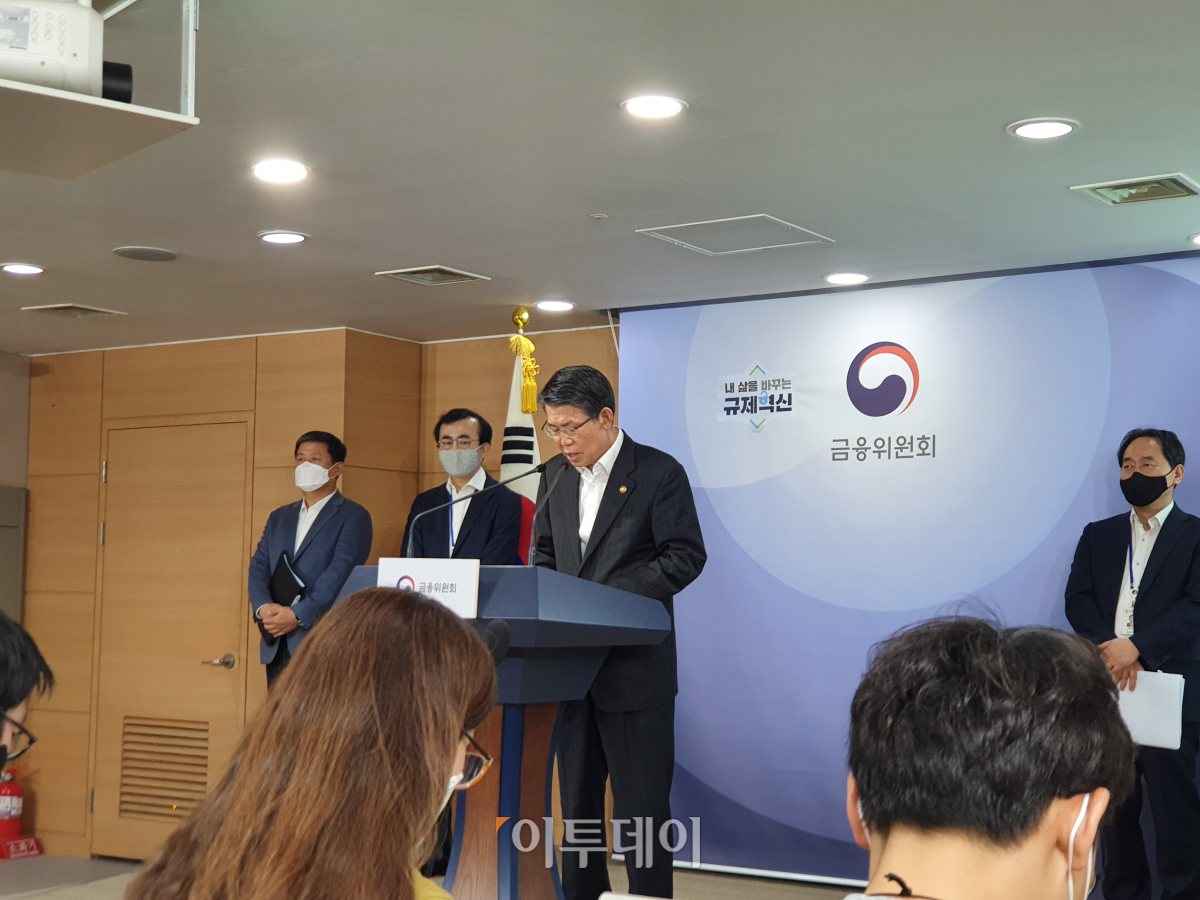 ▲은성수 금융위원장이 24일 정부서울청사 합동브리핑실에서 금융시장 안정화 방안을 발표하고 있다. (이신철 기자 camus16@)