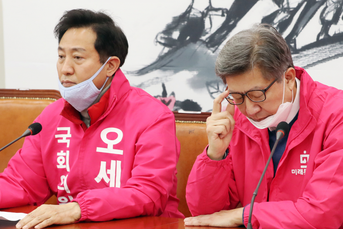 ▲미래통합당 박형준 공동선대위원장이 24일 오전 국회에서 열린 선거전략 대책 회의에서 잠시 생각에 잠겨 있다. (연합뉴스)