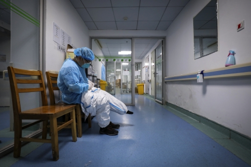 ▲중국 우한에 있는 한 병원에 의료진이 의자에 앉아 있다. 우한/AP연합뉴스
