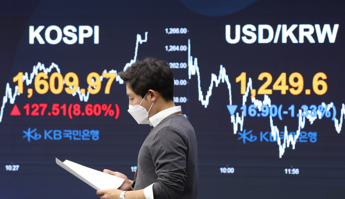 ▲코스피와 코스닥이 급반등한 24일 오후 여의도 KB국민은행 딜링룸 전광판에 종가 지수가 표시돼 있다. (연합뉴스)