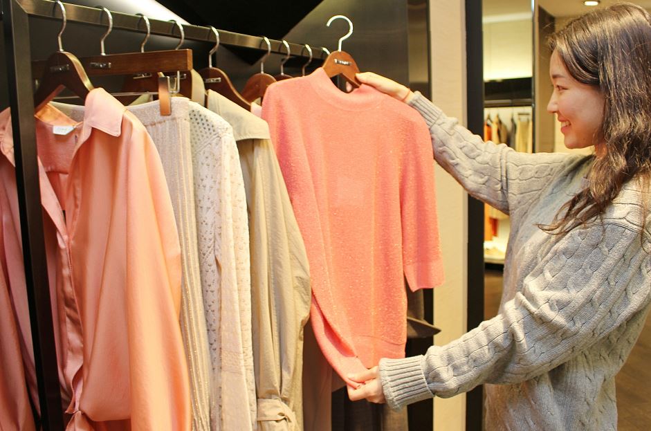 ▲롯데백화점 매장에서 소비자가 봄 옷을 둘러보고 있다.  (사진제공=롯데백화점)