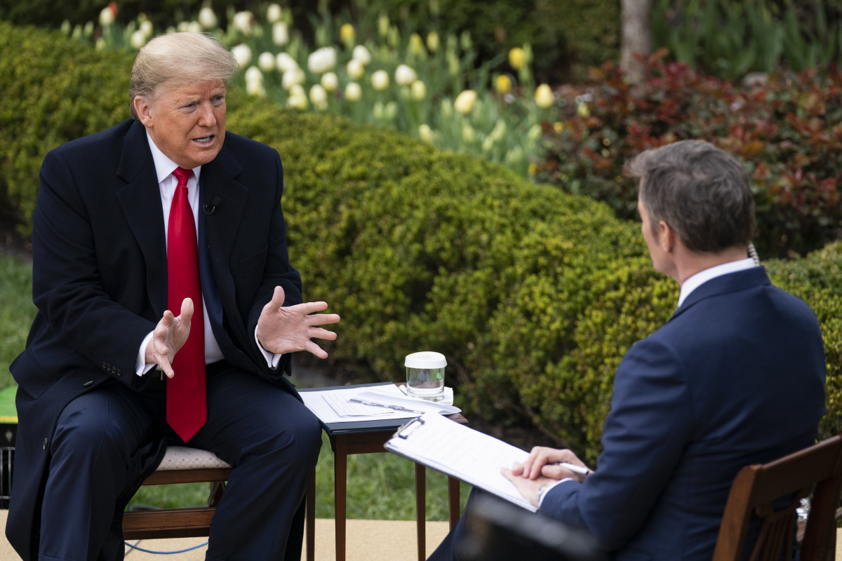 ▲도널드 트럼프 미국 대통령이 24일(현지시간) 백악관 로즈가든에서 폭스뉴스와 화상 타운홀미팅 인터뷰를 하고 있다. 워싱턴/AP연합뉴스