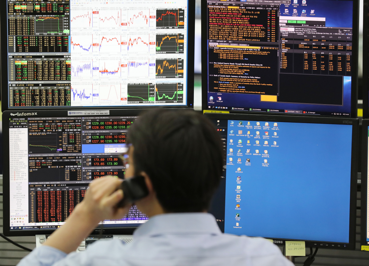 ▲코스피가 오름세로 장을 시작한 25일 오전 서울 중구 KEB하나은행 딜링룸에서 한 딜러가 차트를 보며 통화를 하고 있다.