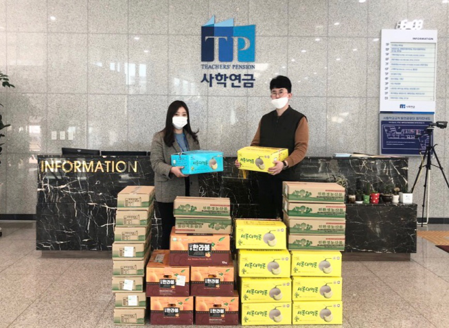 ▲24일 사학연금공단 임직원이 나주지역 코로나 피해농가의 메론과 한라봉을 구매하고 있다. (사진제공=사학연금)