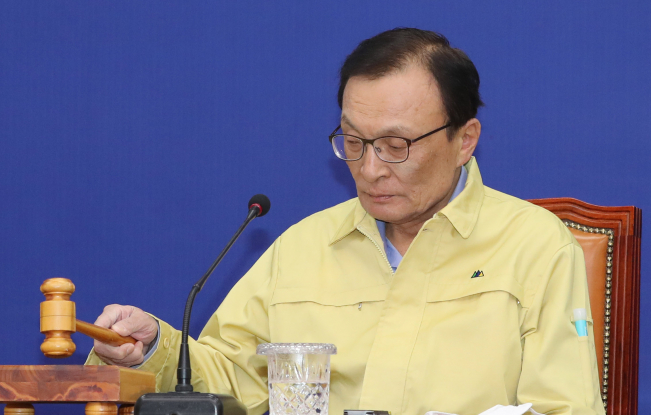 ▲더불어민주당 이해찬 대표가 25일 오전 서울 여의도 국회에서 열린 최고위원회의에서 의사봉을 두드리고 있다.  (연합뉴스)