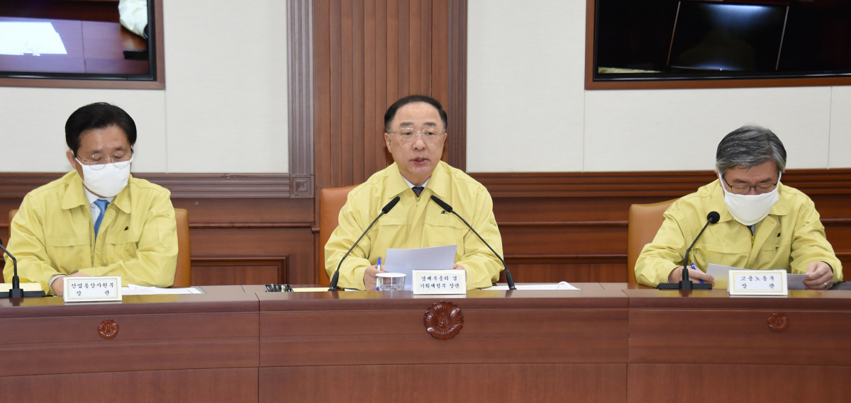 ▲홍남기 경제부총리 겸 기획재정부 장관이 25일 서울 광화문 정부서울청사에서 '제12차 코로나19 대응 경제관계장관회의 겸 제2차 위기관리대책회의'를 주재하고 모두발언을 하고 있다. (사진제공=기획재정부)