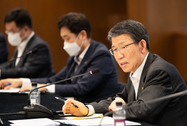 ▲은성수 금융위원장이 25일 코로나19 위기극복을 위한 금융지원 협약을 협약식에 앞서 간담회를 진행하고 있다. (사진제공=금융위원회)