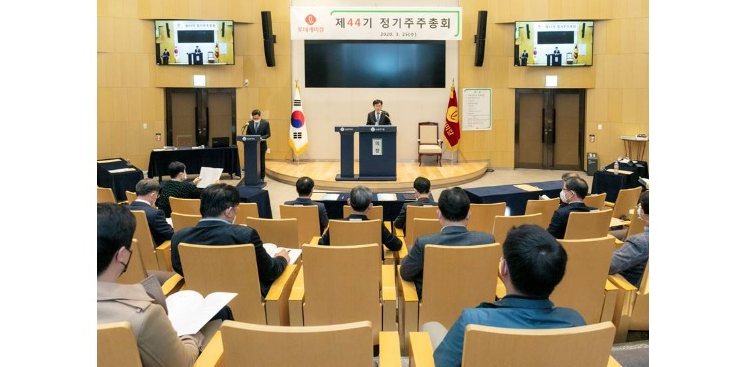 ▲김교현 롯데케미칼 대표이사가 25일 서울 잠실 롯데월드타워에서 열린 '제44기 정기 주주총회'에서 발언하고 있다. (사진제공=롯데케미칼)