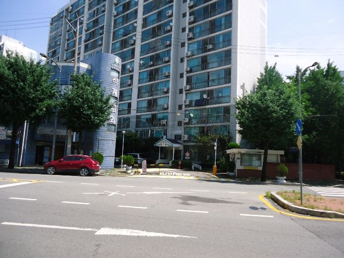 ▲서울 성북구 석관동 110-2 중앙하이츠 아파트 1동 모습. (사진 제공=지지옥션)